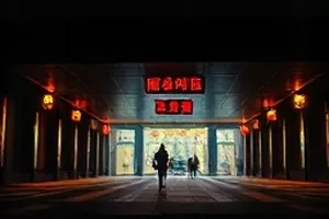 长夜灯塔主推封面，夜色中灯塔光束扫过海面