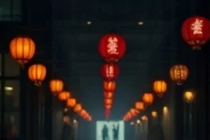 晨光站台封面，清晨站台上两人相隔半步